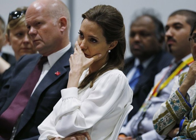 Angelina muy emocionada en la cumbre por la violencia sexual