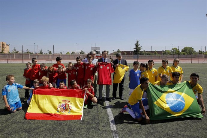 Niños españoles y brasileños recrean la 'final' del Mundial 