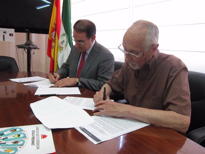 Firma de acuerdo entre CEM y Cruz Roja