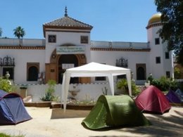 Acampada frente a la escuela de jardinería.