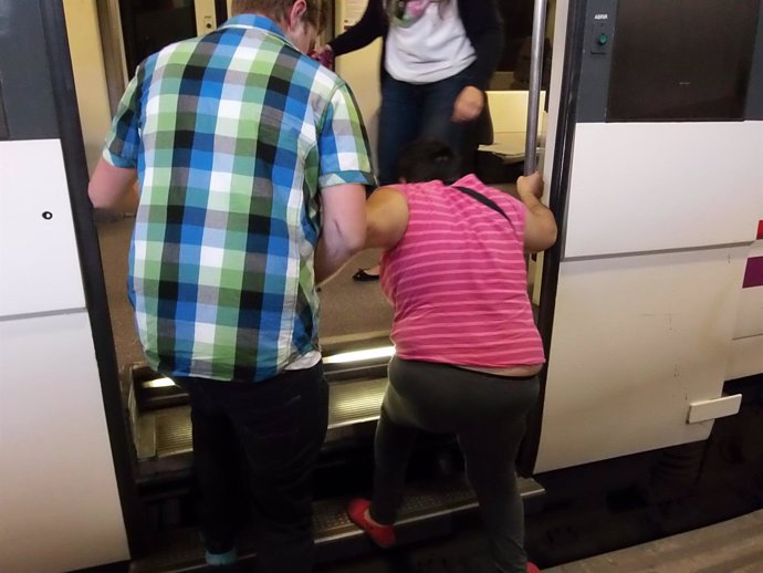 Persona afectada tratando de subir a un tren de Cercanías en Castellón