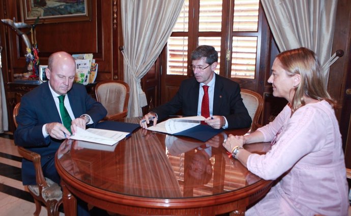 Firma del acuerdo en el Ayuntamiento de Castellón