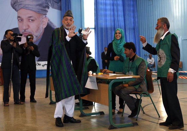 Presidente Afgano Hamid Karzai votando