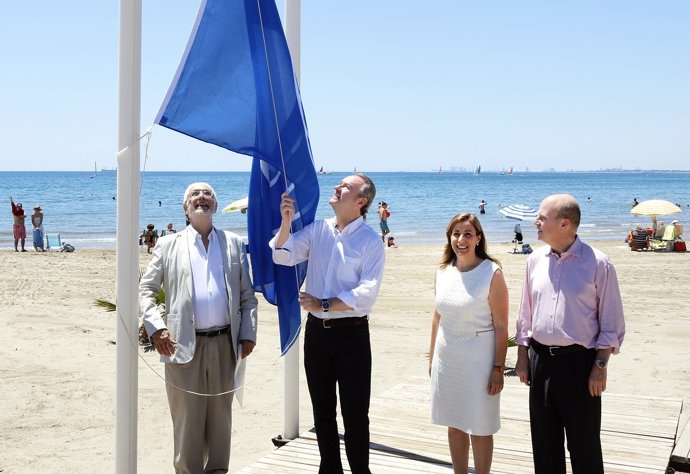 Alberto Fabra durante la entrega de banderas azules
