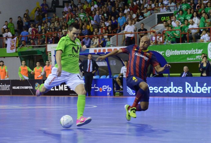 Rafael lanza a portería ante la oposición de Ari en el Inter-Barcelona