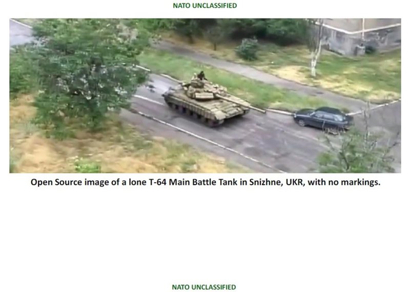 Presuntos carros de combate rusos estacionados en