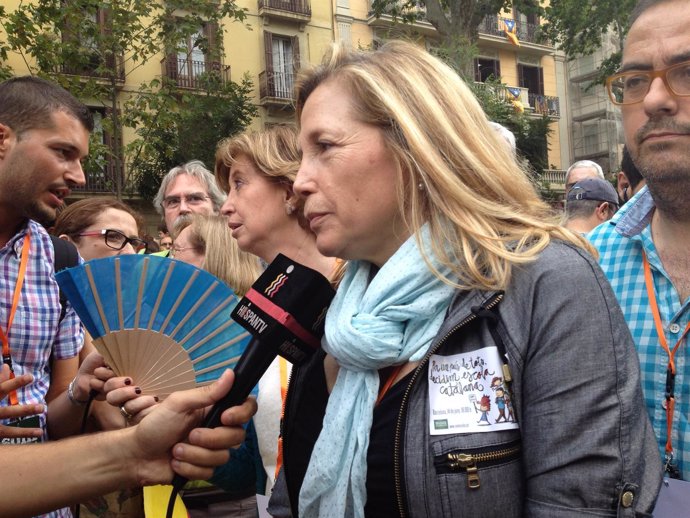 Joana Ortega en la manifestación de somescola