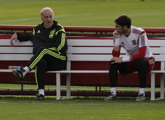 Del Bosque y Casillas charlan durante el entrenamiento