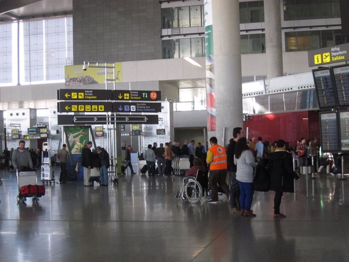 Aeropuerto de málaga costa del sol viajeros pasajeros maletas turistas turismo