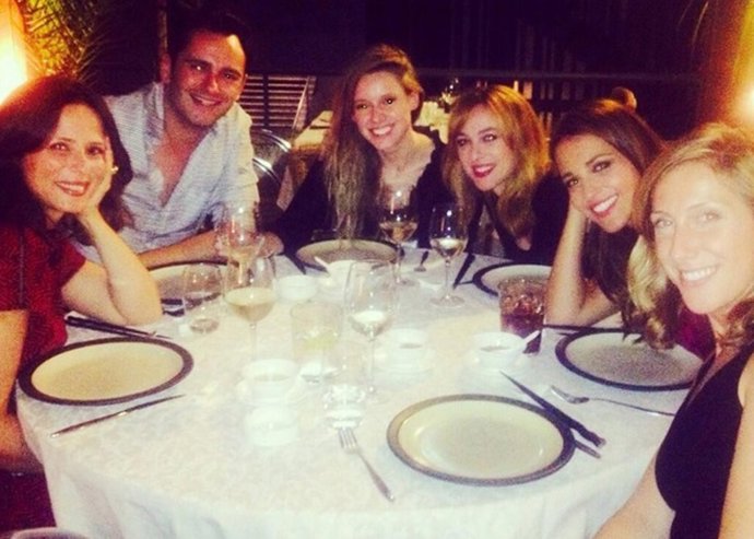 Los actores de Velvet detrás de las cámaras comparten cena