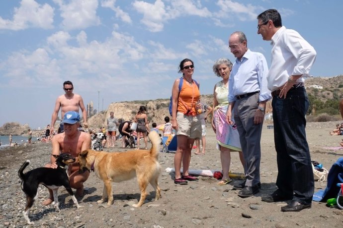 De la Torre y Salado visitan la nueva playa canina
