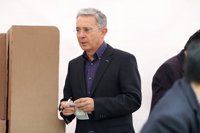 Colombia.- Uribe vota "con alegría a Zuluaga" pero lamenta que las FARC "amenacen con masacres a sus votantes"