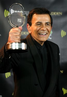 CASEY KASEM POSES WITH AWARD AT THE 2003 RADIO MUSIC AWARDS.