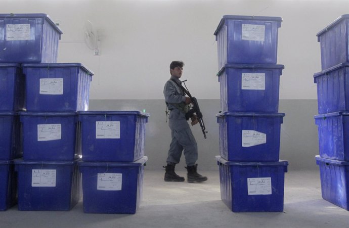 Un militar custodia unas urnas de las elecciones presidenciales afganas