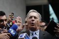 Uribe acusa a Santos de comprar votos y de no condenar las acciones de las FARC
