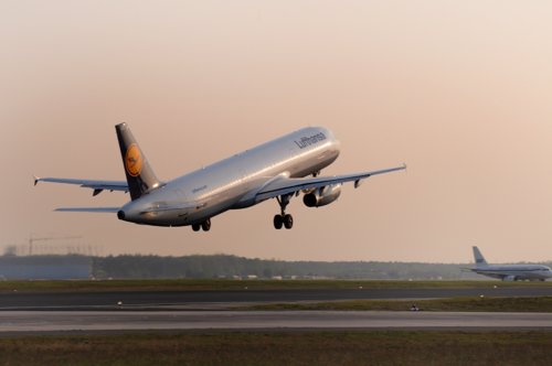 Lufthansa Airbus A321-200 bei der Landung