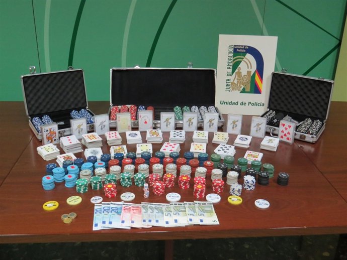 Póquer ilegal fichas partida desmantelado local de apuestas