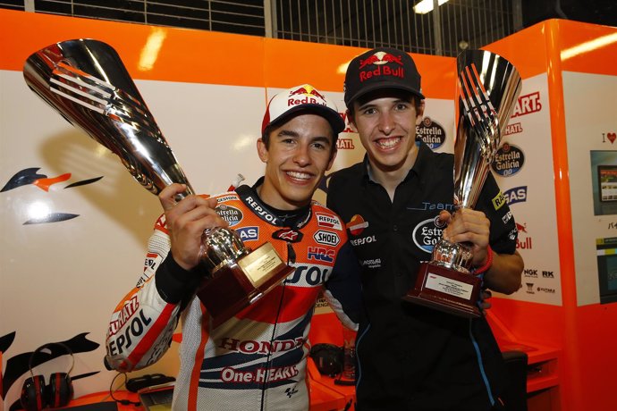 Marc y Àlex Márquez con los trofeos del GP Catalunya 2014