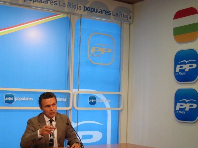 El diputado Conrado Escobar en rueda de prensa sobre medidas Gobierno