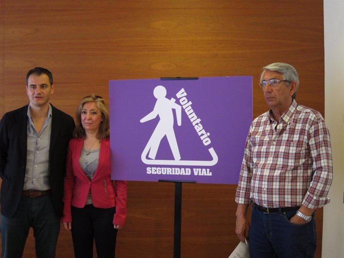 Sáinz, Matute y Alvarez, con el cartel de la campaña
