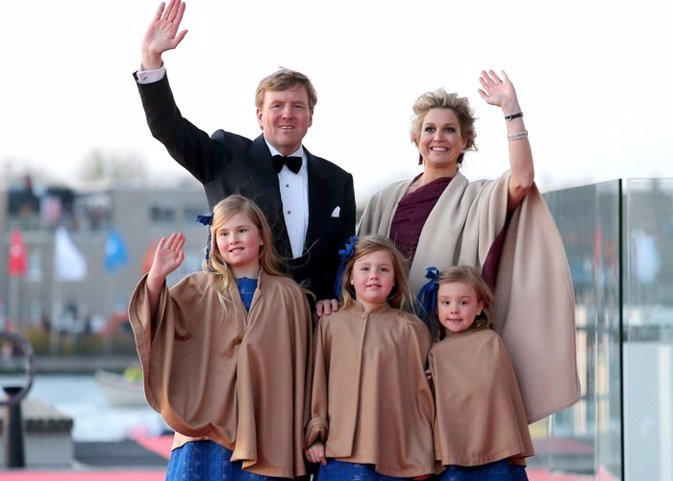 Reyes de Holanda con sus hijas
