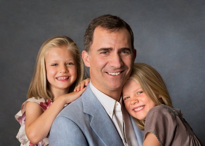 Príncipe Felipe tierno con sus hijas 