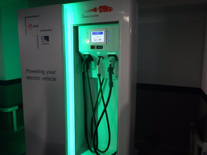 Punto de recarga rápida del vehículo eléctrico en el Eparking de Endesa en BCN