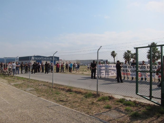 Ex de Delphi protestan junto al astillero de Navantia en Puerto Real