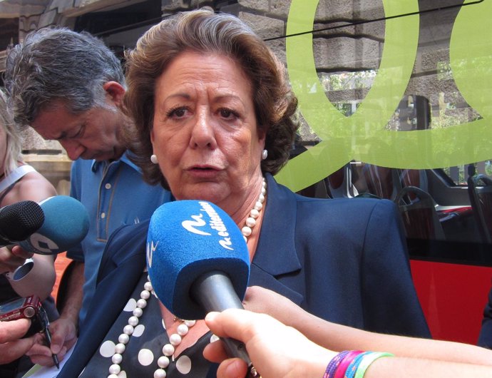 La alcaldesa Rita Barberá atiende a los periodistas.