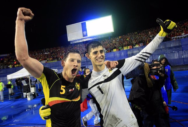 Vertonghen y Courtois celebran la clasificación de Bélgica para el Mundial