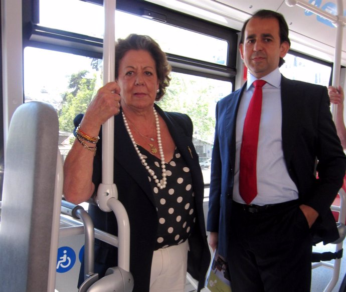 Rita Barberá en uno de los nuevos autobuses de EMT  con el edil Alberto Mendoza.