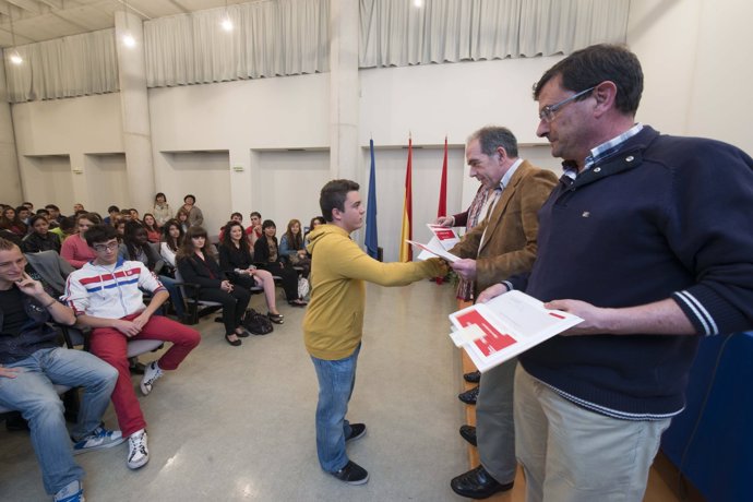 El director general de Educación entrega el diploma a uno de los alumnos