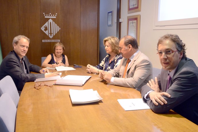 La alcalesa de Cerdanyola, Carme Carmona, firma un acuerdo