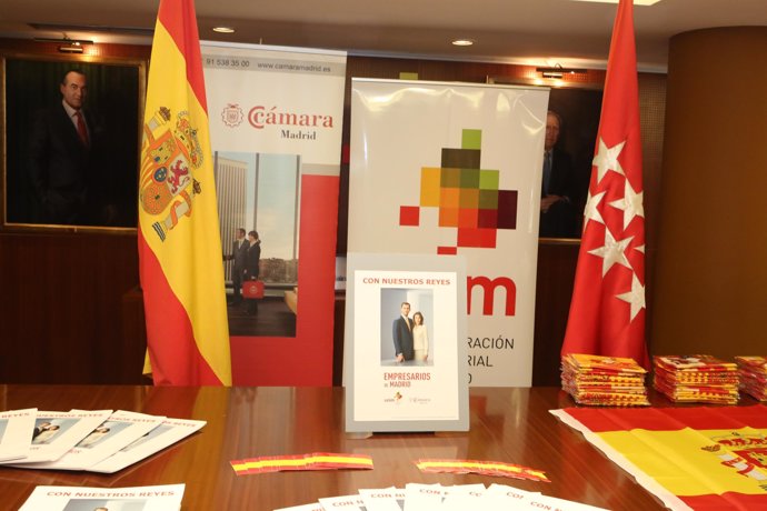 Carteles de apoyo de los Empresarios Madrileños a los nuevos Reyes