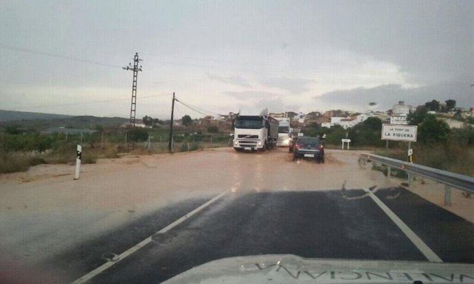 Carretera anegada en la Font de la Figuera