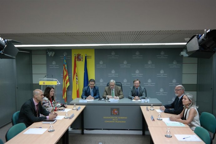 Reunión de Beteta (centro) y Moragues (dcha) con farmacéuticos.