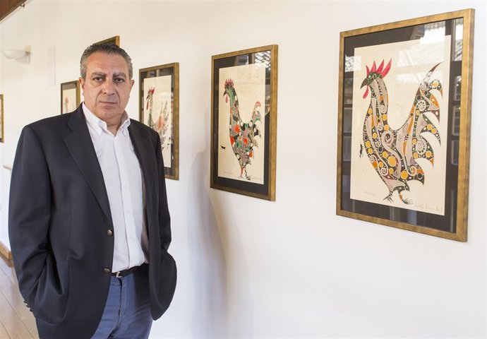 El artista Adolfo Alonso Ares, en su exposición 'El arte del vino'