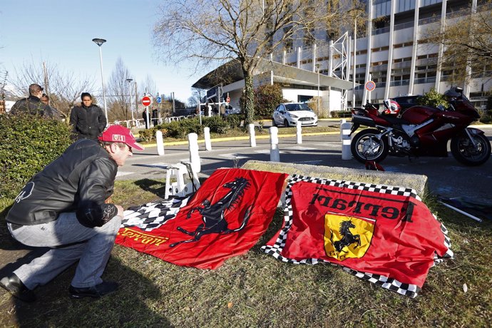Aficionados de Ferrari en el Hospital de Grenoble dando fuerzas a Schumacher