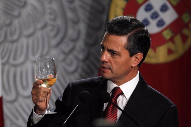 Mexico's President Enrique Pena Nieto toasts during an official visit by Portuga