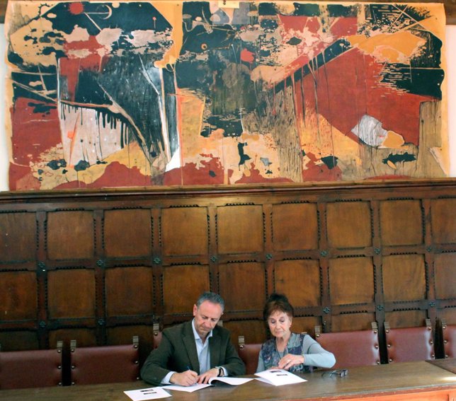 Cesión de dos cuadros de Pilar Moré al Ayuntamiento de Biescas
