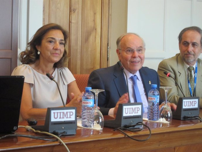 Carmen Vela, secretaria de Estado de Investigación, con el rector de la UIMP