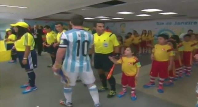 Momento en que Messi le rompe el corazón a un niño