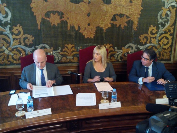 Buch, izquierda, junto a Castedo, firma de la adhesión de Alicante a la Red AVE