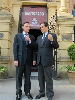 Nieto (dcha.) habla con el rector de la UCO