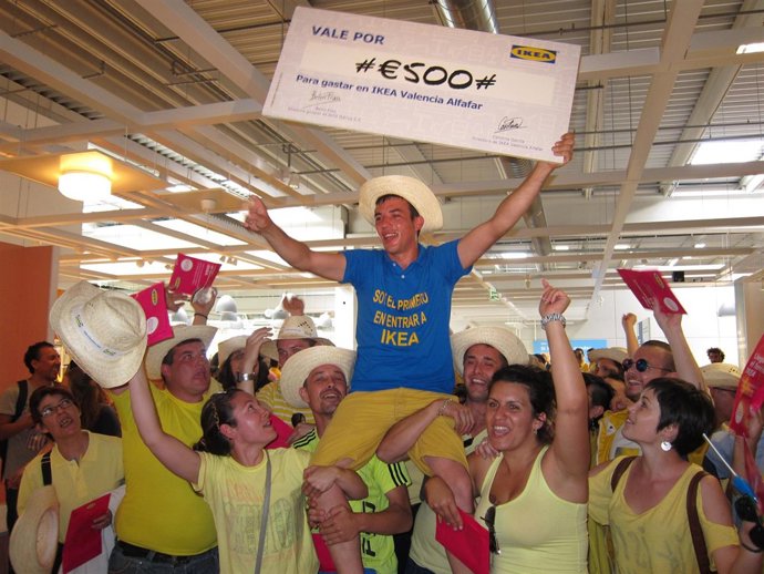 Iván Herrero, primer cliente de Ikea en su tienda de Alfafar (Valencia).