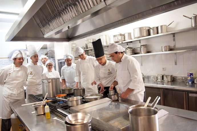 Estudiantes hotel escuela convento de Santo Domingo cocina