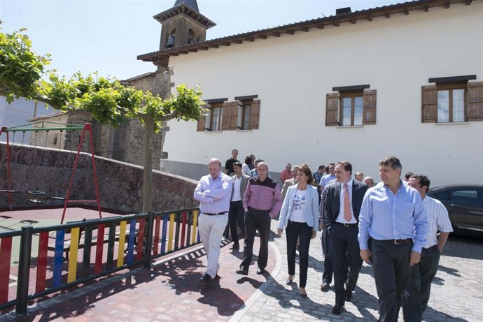 Barcina recorre con el resto de autoridades las calles recién pavimentadas.