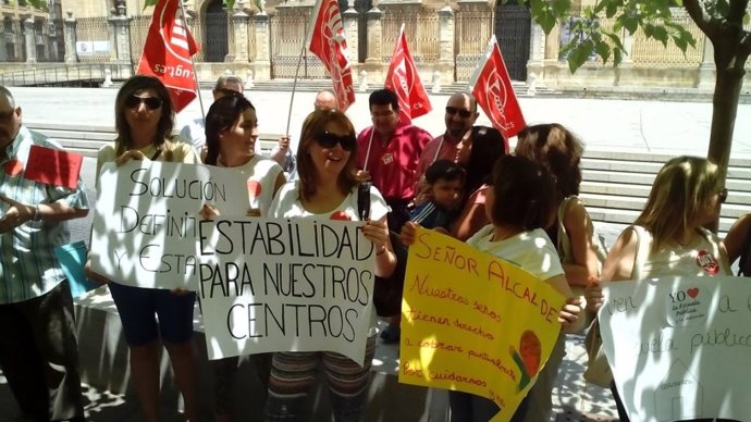 Concentración de trabajadoras de escuelas municipales infantiles de Jaén