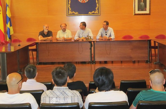 El alcalde de Moguer da la bienvenida a los internos que visitan la localidad. 