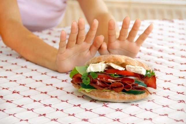 Mujer a dieta que prefiere hacer ayuno